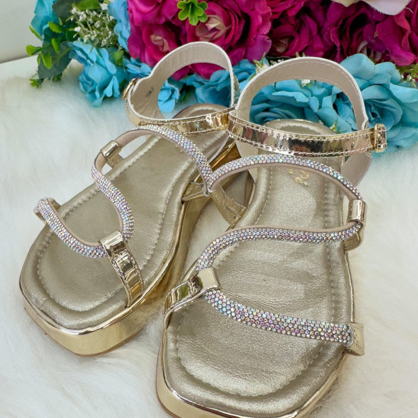 Sandália Doce Pe Verniz Dourada Lilia